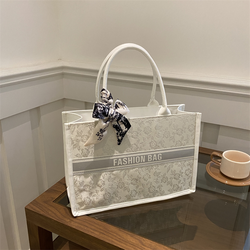 Leatherwork Letters - Luxuriöse Elegante Damen-Tragetasche mit Stickerei-Blumenmuster PU-Leder