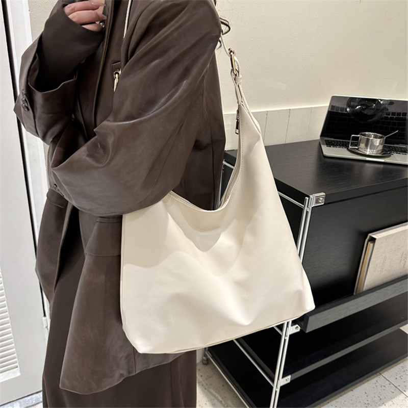 Leather Work Outfit - Schlanke schwarze Leder-Schultertasche, minimalistisch und geräumig,