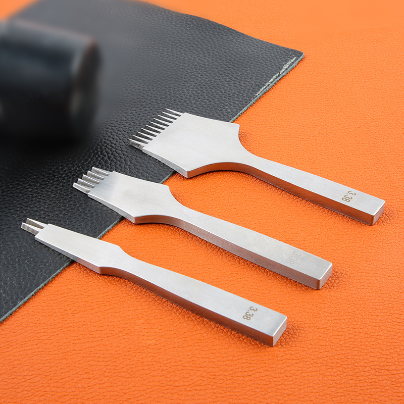 Neue hochwertige scharfe Leder – Leatherwork In French Bewertung und Preis