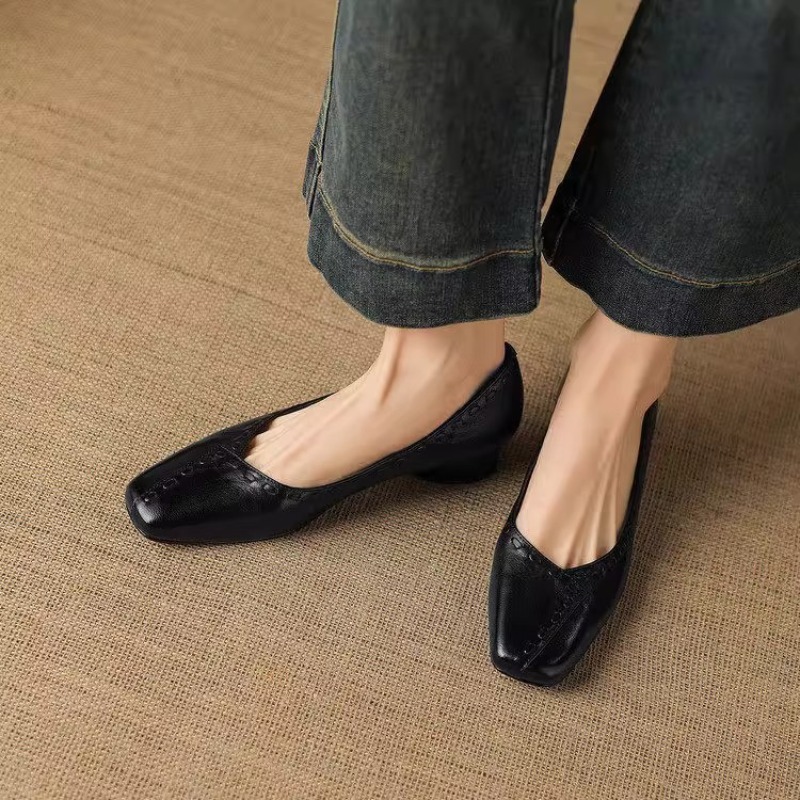 Elegante Quadratische Spitze B – Leather Work Outfit Bewertung und Preis